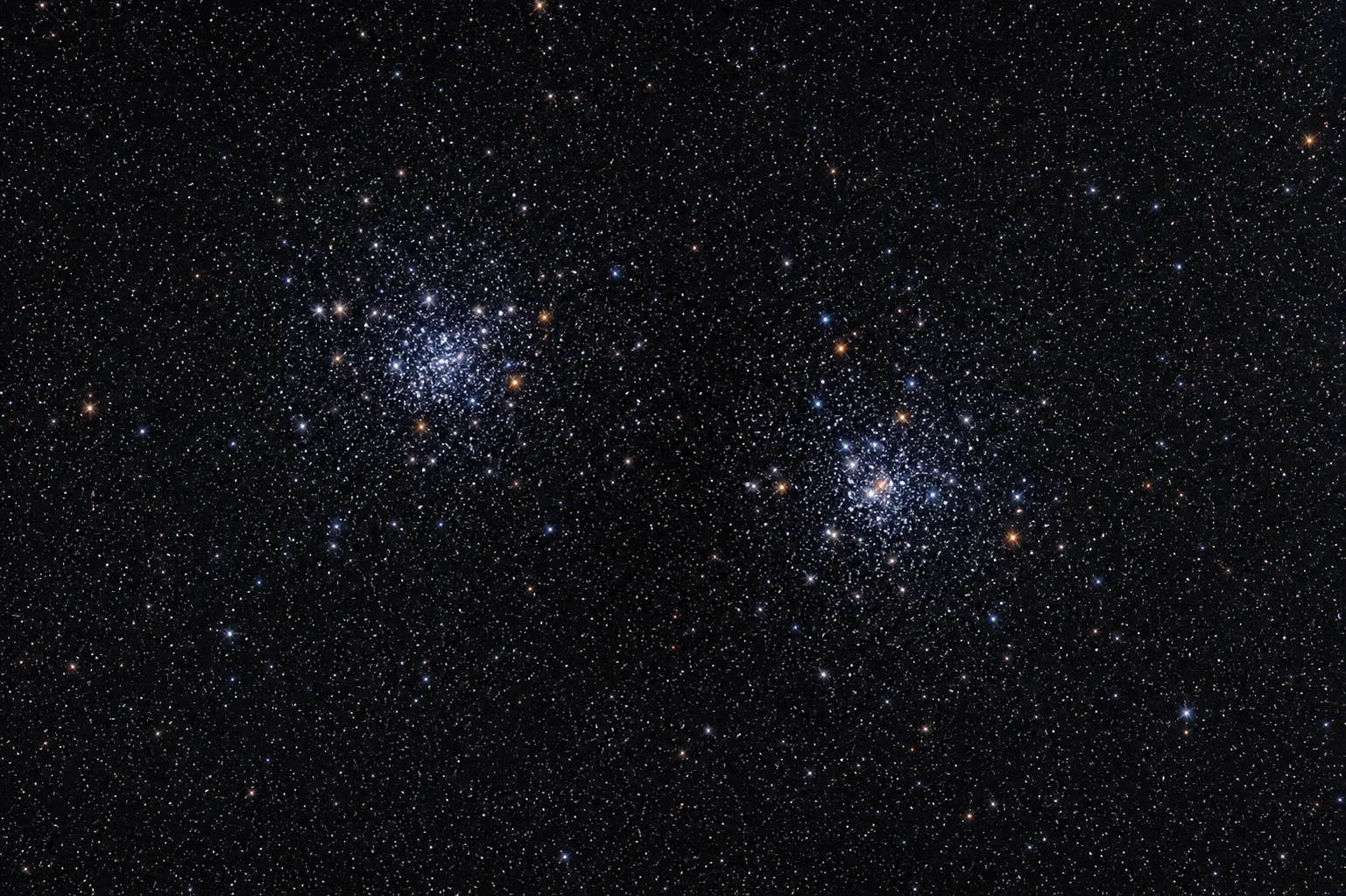 Реалистичный вид объекта NGC 869/884 на звёздном небе